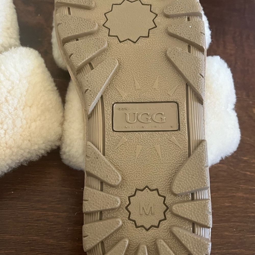 UGG Slipper/Slide Sheepskin Insole. Size M - Picture 8 of 9